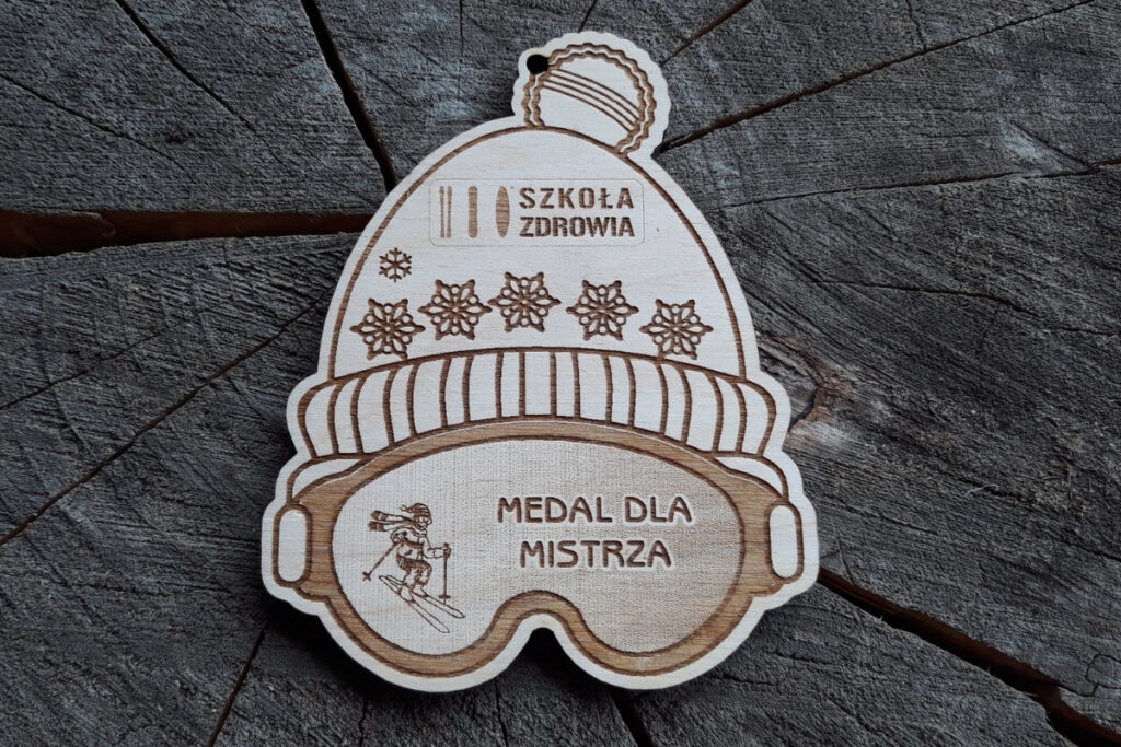 Drewniany medal narciarski, trofeum na zawody narciarskie, pamiątka ze szkółki narciarskiej, eko medal z narciarzem, nagroda za zjazd z drewna.