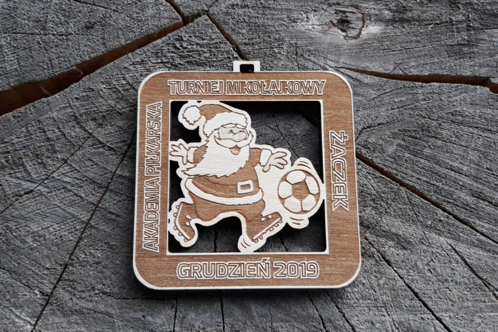 Medal na mikołajkowy turniej piłki nożnej, drewniane trofeum piłkarskie dla dzieci, eko medal z Mikołajem piłkarzem, pamiątka sportowa z grawerem.
