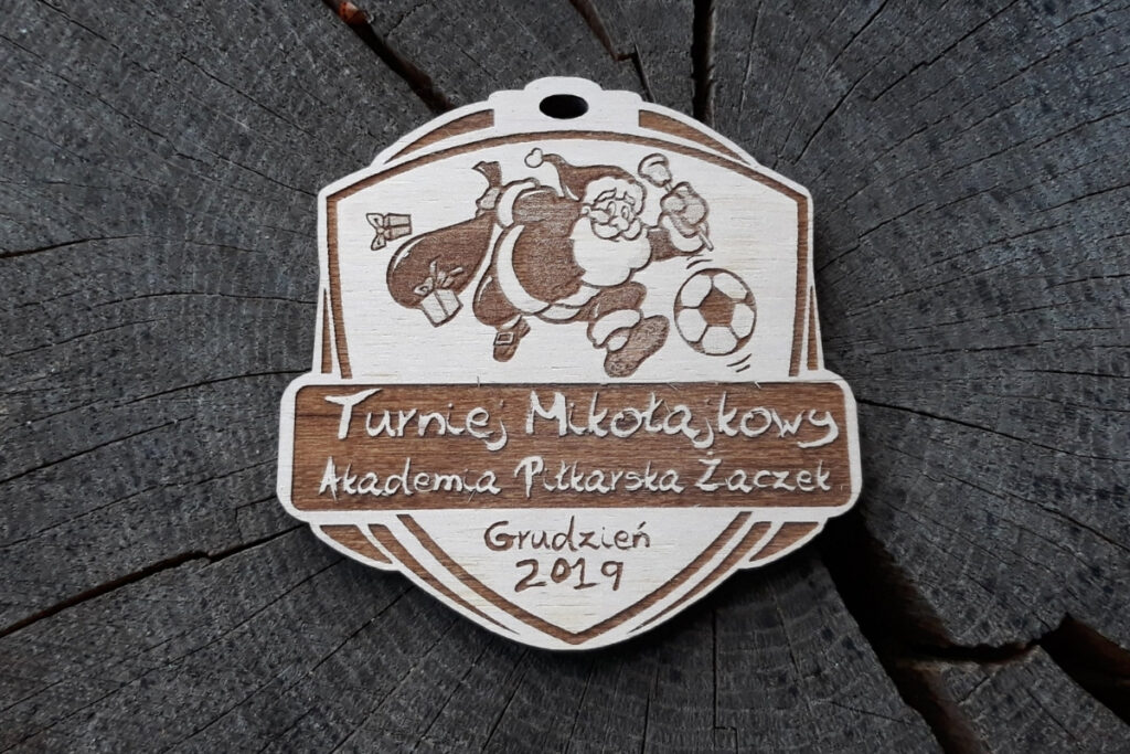 Medal na mikołajkowy turniej piłki nożnej, drewniane trofeum piłkarskie dla dzieci, eko medal z Mikołajem piłkarzem, pamiątka sportowa z grawerem.