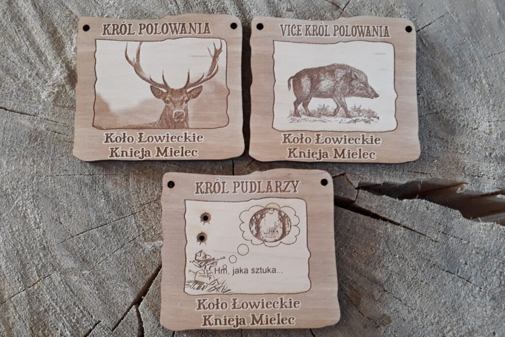Zestaw trzech drewnianych medali dla Koła Łowieckiego z grawerami jelenia, dzika i z humorem dla Króla Pudlarzy, personalizowany nazwą koła.