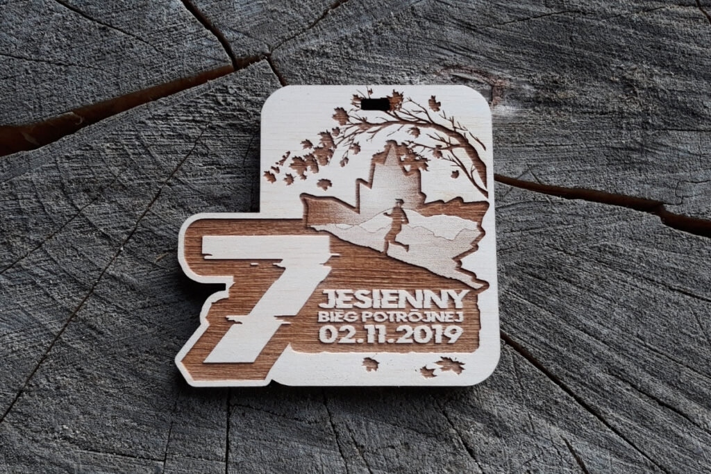 Medal na bieg górski z drewna, trofeum trail bieg po górach, eko medal jesienny z grawerem gór, pamiątka biegowa ultra maraton, medale z brzozy góry.