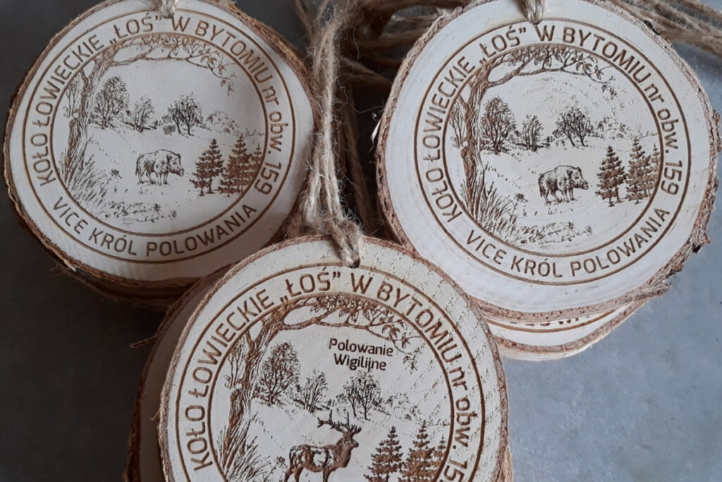 Zestaw trzech medali myśliwskich na naturalnych plastrach brzozy z korą, z grawerem.