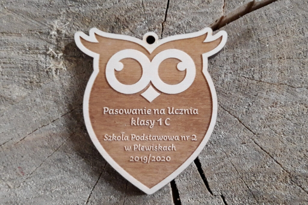 Medal sowa na pasowanie ucznia, drewniane trofeum dla pierwszoklasisty, pamiątka pasowania z drewna, eko upominek dla ucznia, medal sowa w birecie grawer.