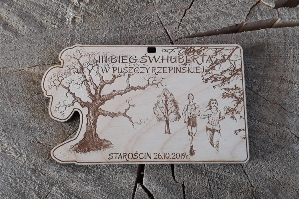 Medal na Bieg św. Huberta, drewniane trofeum leśne, pamiątka z Puszczy Rzepińskiej, eko medal z jeleniem i krzyżem, medale z drewna na zamówienie.