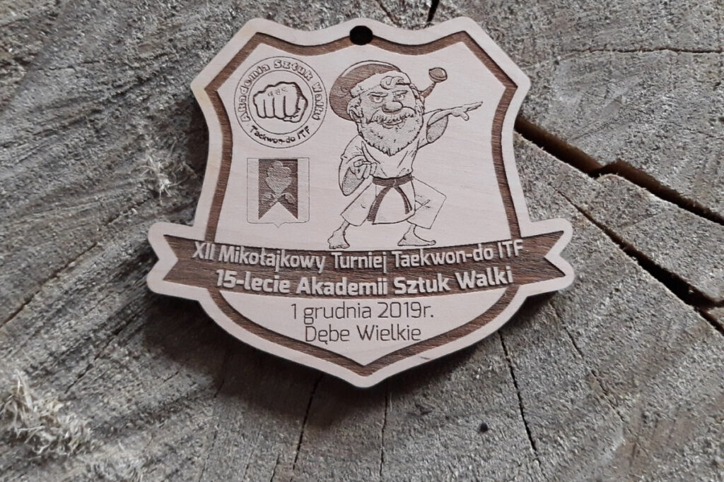 Opcja 2 (SEO): „Medal Taekwon-do na Mikołajki, drewniane trofeum sztuki walki, pamiątka z turnieju karate dla dzieci, eko medal z grawerem wojownika, medale Taekwondo.