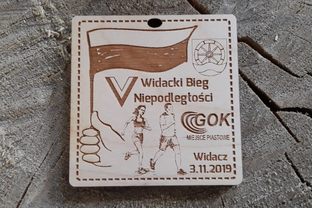 Medal na Bieg Niepodległości Widacz, drewniane trofeum patriotyczne, eko medal z orłem na 11 listopada, pamiątka biegowa z drewna, medale dla gmin i miejscowości.