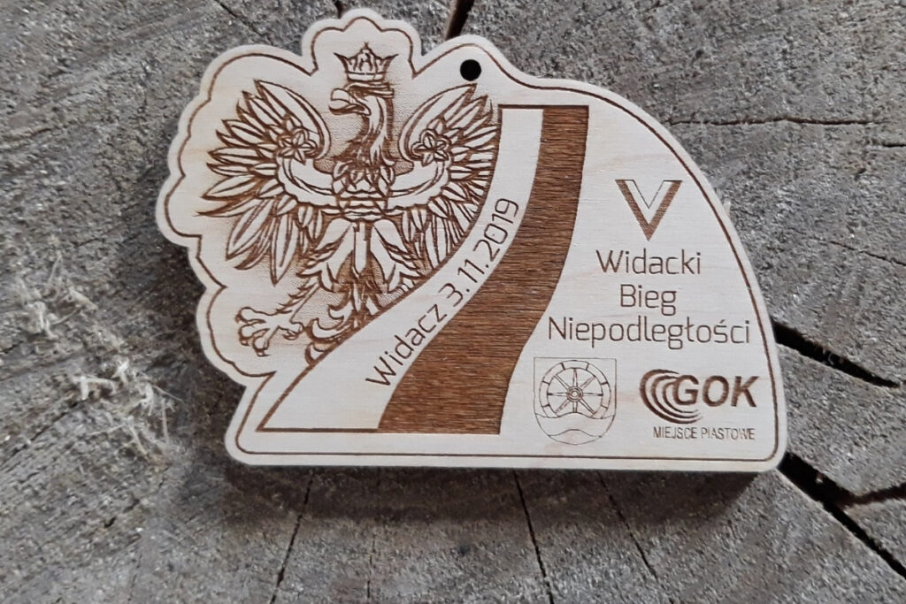 Medal z orłem i flagą z drewna, trofeum patriotyczne Bieg Niepodległości, eko medal 11 listopada, pamiątka biegowa z grawerem flagi, drewniane medale patriotyczne.