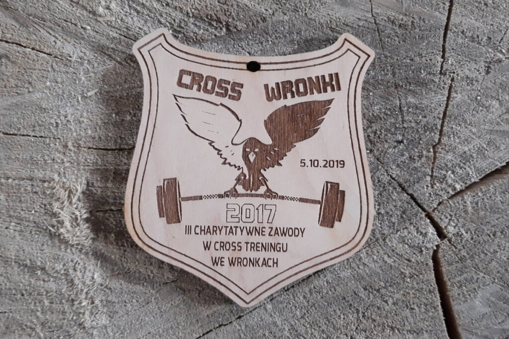 Medal na zawody cross-trening, drewniane trofeum fitness, medal charytatywny z grawerem, pamiątka sportowa Wronki, eko medal crossfit z brzozy.
