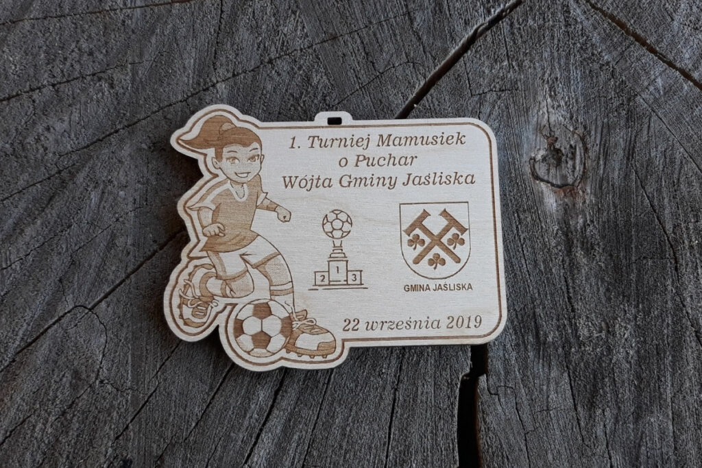 Medal na turniej piłki nożnej kobiet, drewniane trofeum dla mam, pamiątka sportowa Gmina Jaśliska.