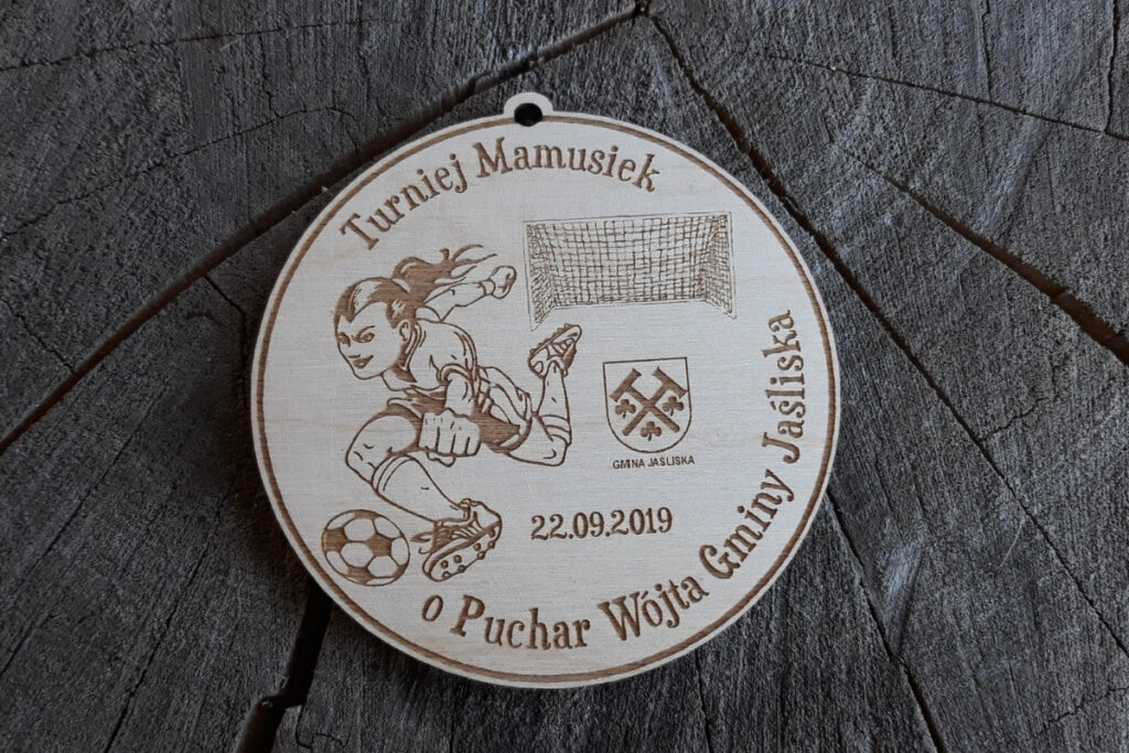 Medal na turniej piłki nożnej kobiet, drewniane trofeum dla mam, pamiątka sportowa Gmina Jaśliska.