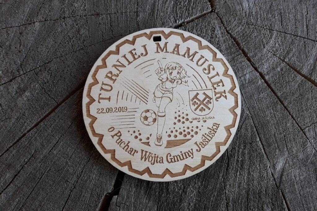 Medal na turniej piłki nożnej kobiet, drewniane trofeum dla mam, pamiątka sportowa Gmina Jaśliska.