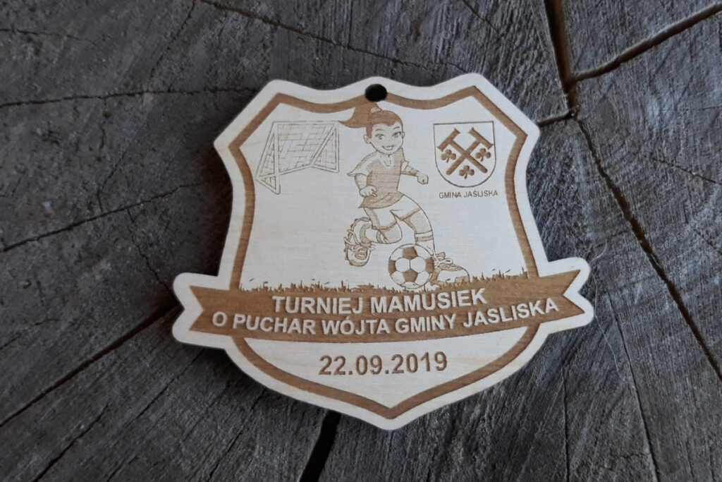 Medal na turniej piłki nożnej kobiet, drewniane trofeum dla mam, pamiątka sportowa Gmina Jaśliska.