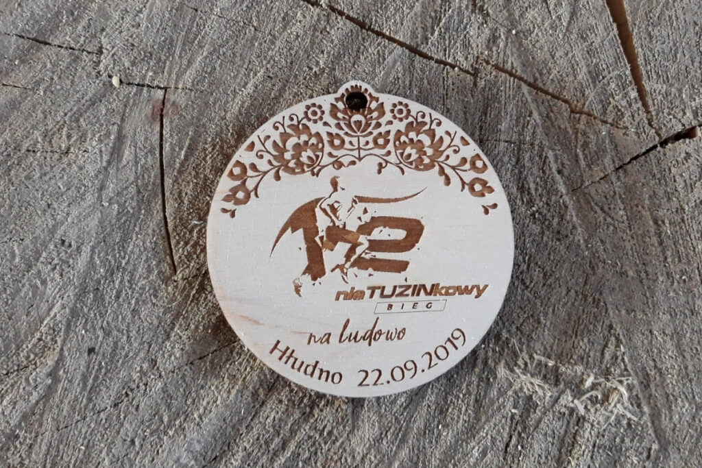 Drewniany medal na 12. Nietuzinkowy Bieg