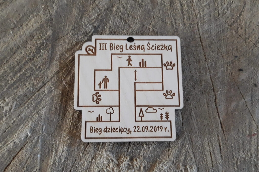Medal labirynt z drewna, trofeum leśne Bieg Leśna Ścieżka, eko medal z grawerem labiryntu, pamiątka biegowa z drewna, oryginalne medale dla biegaczy
