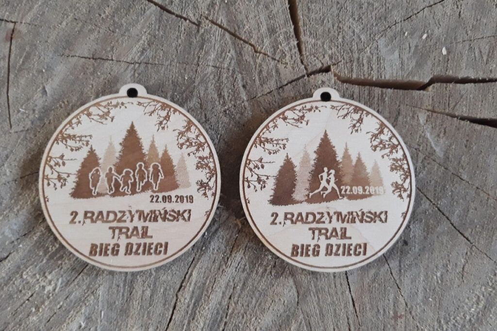 Medal Radzymiński Trail, drewniane trofeum na biegi terenowe, eko medal biegowy Radzymin, pamiątka z II Radzymińskiego Trailu, medale trailowe z drewna.