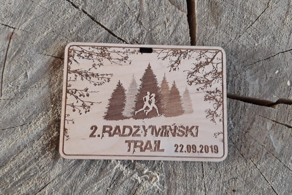 Medal Radzymiński Trail, drewniane trofeum na biegi terenowe, eko medal biegowy Radzymin, pamiątka z II Radzymińskiego Trailu, medale trailowe z drewna.