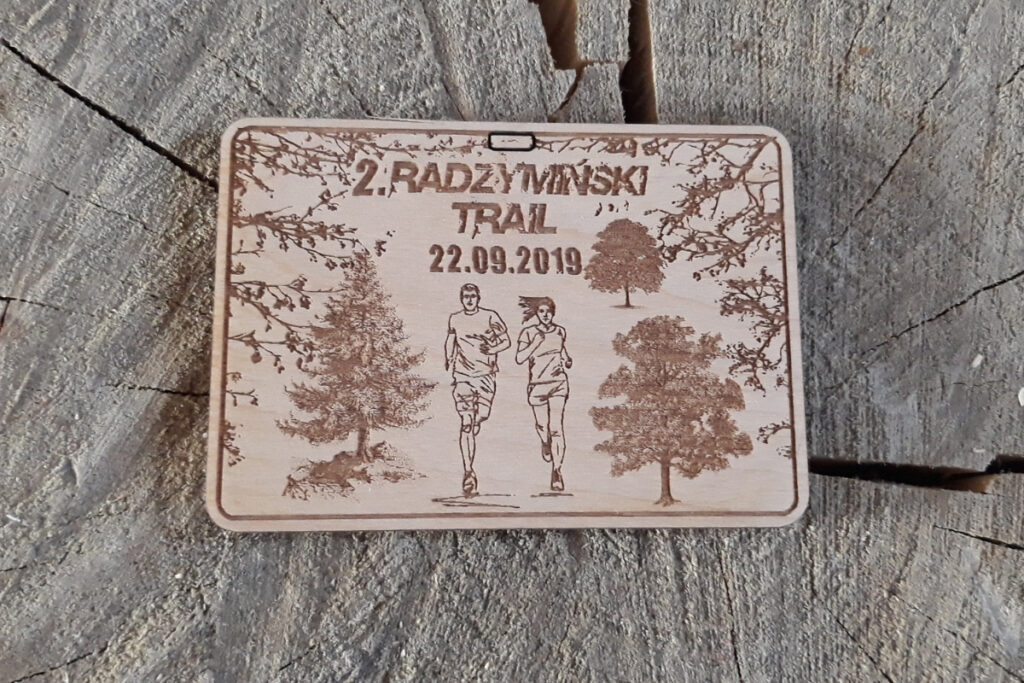 Medal Radzymiński Trail, drewniane trofeum na biegi terenowe, eko medal biegowy Radzymin, pamiątka z II Radzymińskiego Trailu, medale trailowe z drewna.