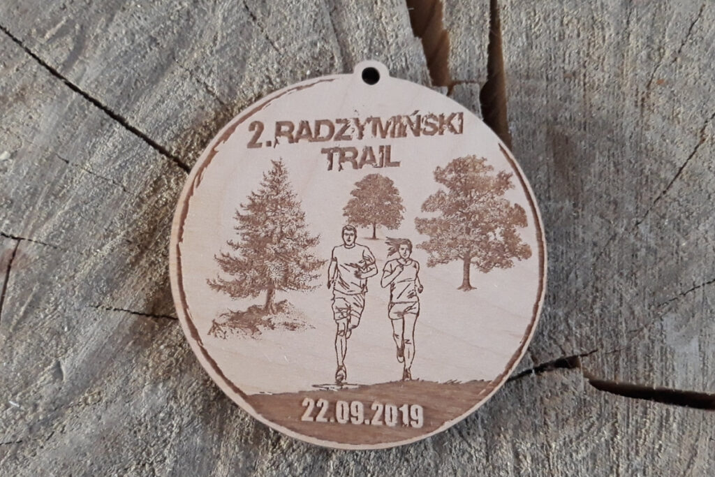Medal Radzymiński Trail, drewniane trofeum na biegi terenowe, eko medal biegowy Radzymin, pamiątka z II Radzymińskiego Trailu, medale trailowe z drewna.