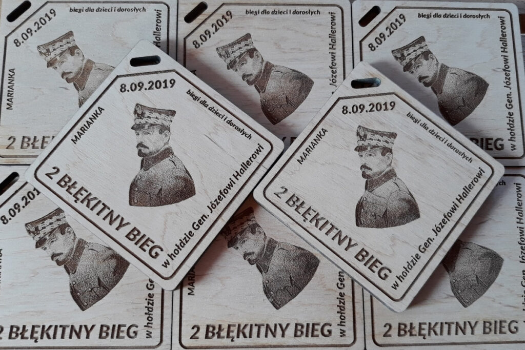 Drewniany medal z grawerowanym realistycznym portretem generała Józefa Hallera w czapce rogatywce, napisem 2. Błękitny Bieg.