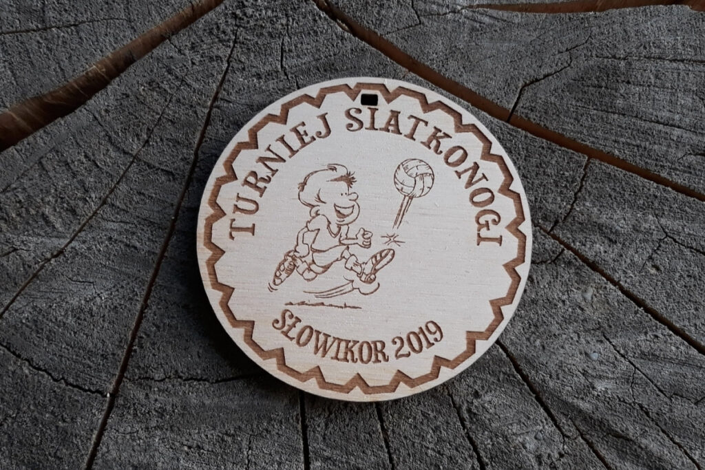 Medal siatkonoga z drewna, trofeum futnet, eko medal sportowy z grawerem, pamiątka z zawodów siatki nożnej, drewniane medale dla sportowców.