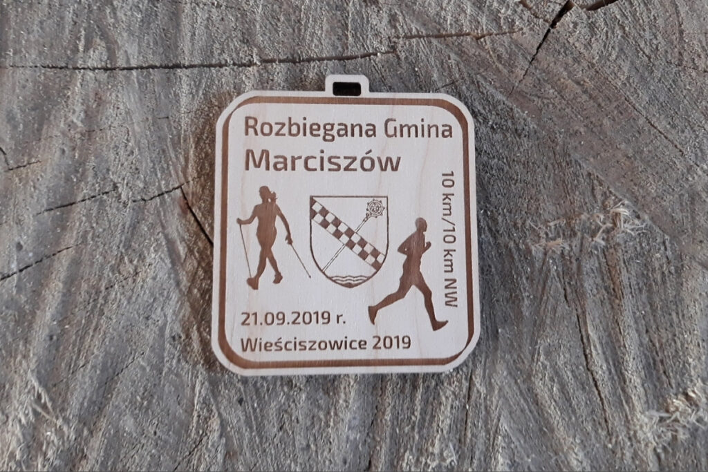 Medal Rozbiegana Gmina Marciszów, drewniane trofeum na bieg i marsz, eko medale sportowe Marciszów, pamiątka z biegu gminnego, grawerowany medal z drewna.