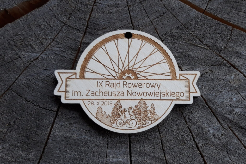 Medal rowerowy z drewna, trofeum koło rowerowe, eko medal na rajd, pamiątka kolarska z grawerem szprych, drewniane medale dla rowerzystów.