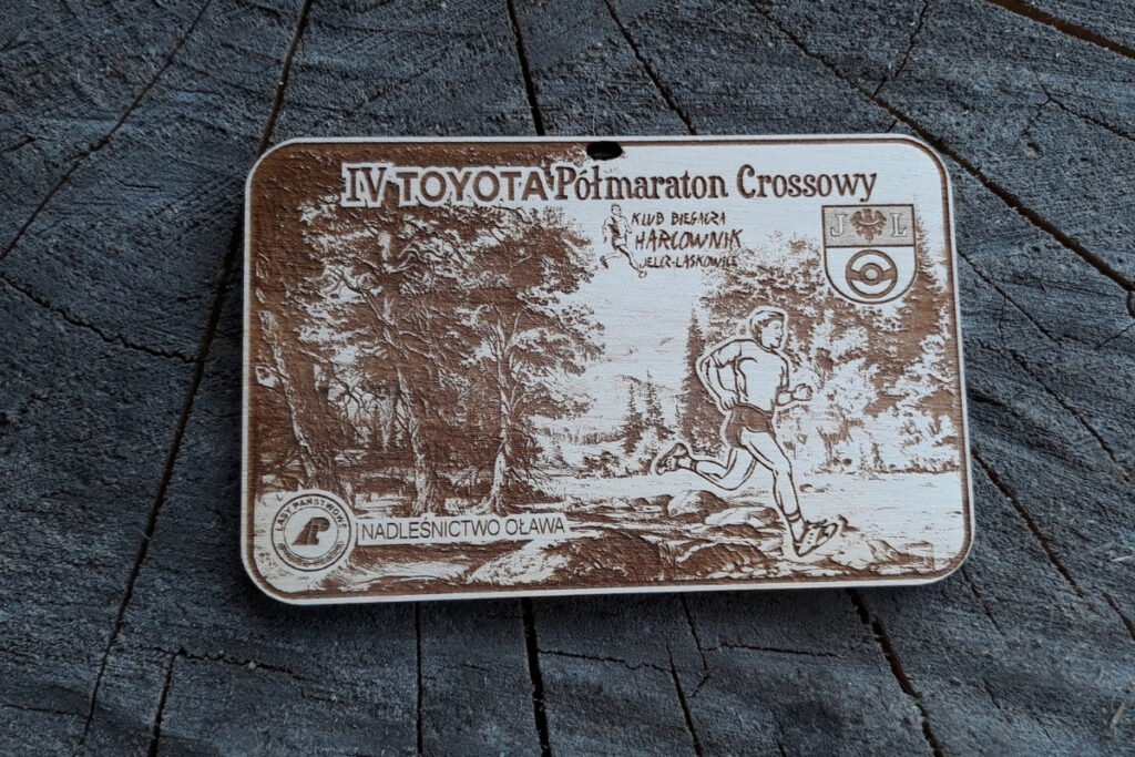 Medal na półmaraton crossowy z drewna, trofeum leśne dla biegacza, eko medal trailowy, pamiątka z biegu przełajowego, drewniane medale z grawerem lasu.