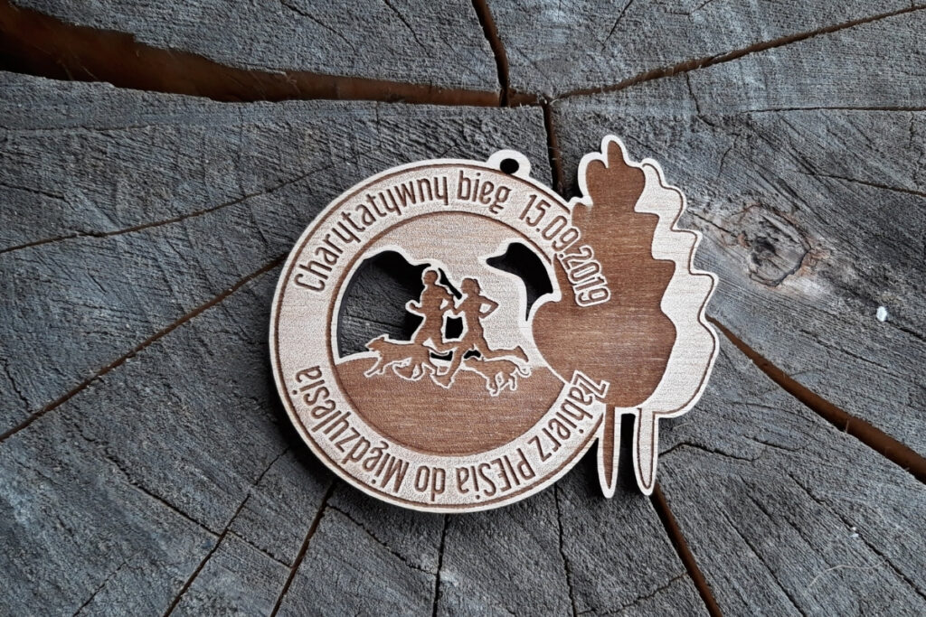 Medal charytatywny dla psów, drewniane trofeum bieg z psem, eko medal dla psiarzy, pamiątka z biegu Zabierz piesia do Międzylesia, grawerowany medal z motywem psa.