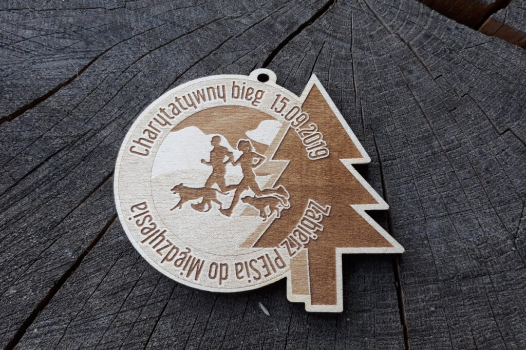 Medal charytatywny dla psów, drewniane trofeum bieg z psem, eko medal dla psiarzy, pamiątka z biegu Zabierz piesia do Międzylesia, grawerowany medal z motywem psa.