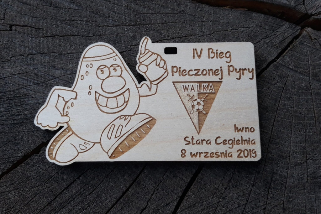 Medal Bieg Pieczonej Pyry, zabawny medal z drewna, trofeum z ziemniakiem, eko medal na jesienny bieg, pamiątka z biegu pyry, śmieszne medale drewniane dla biegaczy.