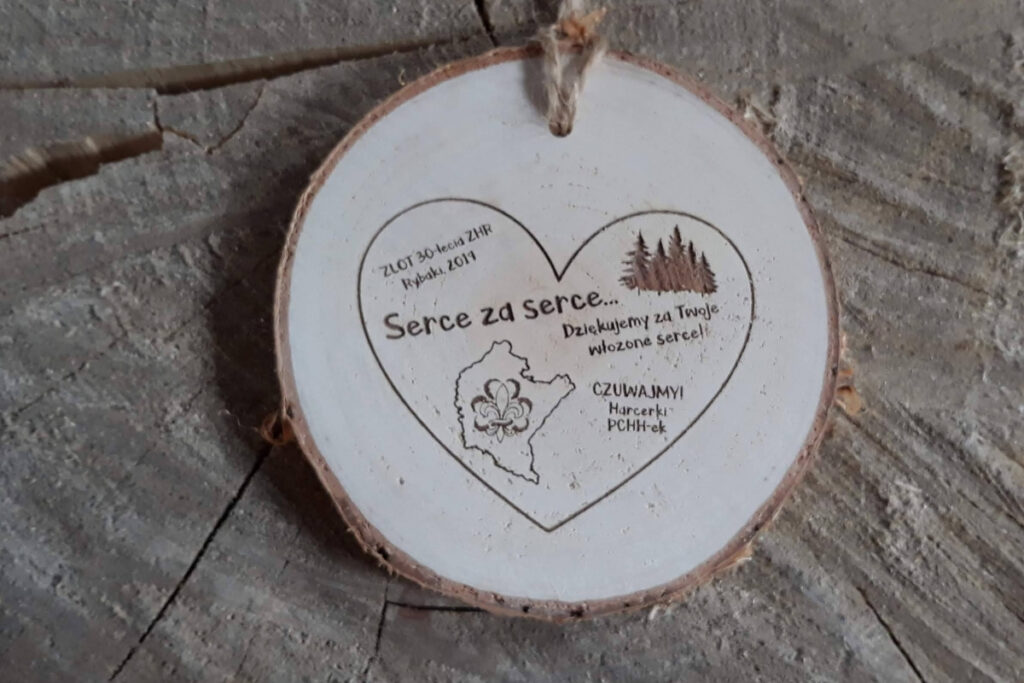 Medal z naturalnego plastra brzozy z korą, z grawerem anatomicznego serca lub symbolu serca i napisem Serce za Serce.