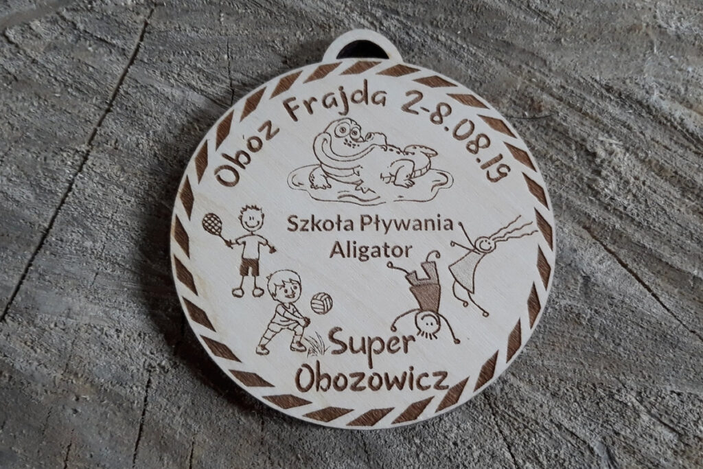 Medal dla dzieci z drewna, trofeum na obóz sportowy, eko medal super obozowicz, pamiątka z wakacji dla dzieci, drewniane medale z grawerem słońca, nagrody na kolonie.