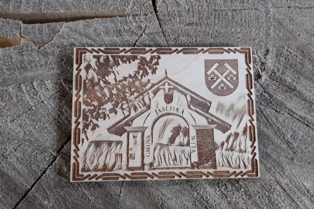 Medal Gmina Jaśliska, drewniane trofeum regionalne, pamiątka z Beskidu Niskiego, eko medal z grawerem architektury, medale turystyczne z drewna, Jaśliska pamiątki.