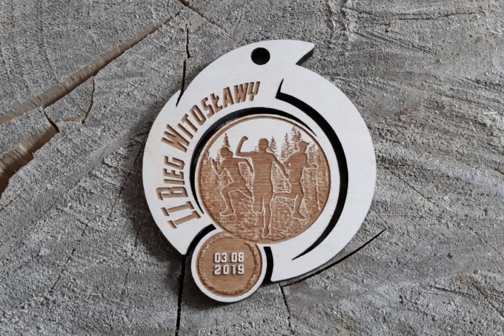 Drewniany medal z grawerem logotypu II Biegu Witosławy