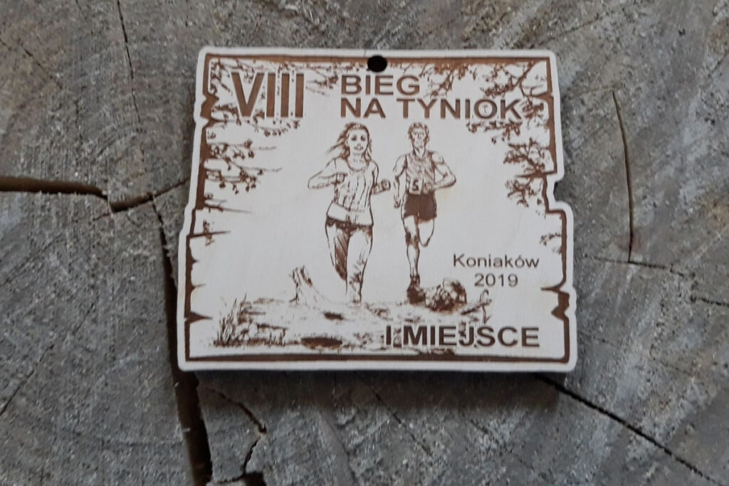 Medal Bieg na Tyniok, kwadratowy medal z drewna, trofeum na bieg górski.