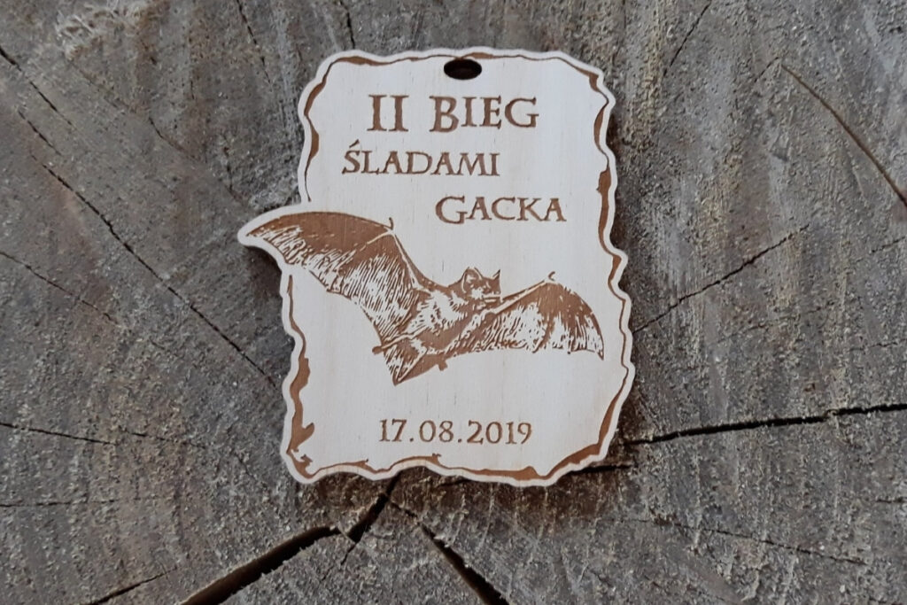 Medal z nietoperzem, drewniane trofeum Bieg Śladami Gacka, eko medal dla biegaczy, pamiątka z biegu tematycznego, grawerowany medal brzozowy z gackiem.