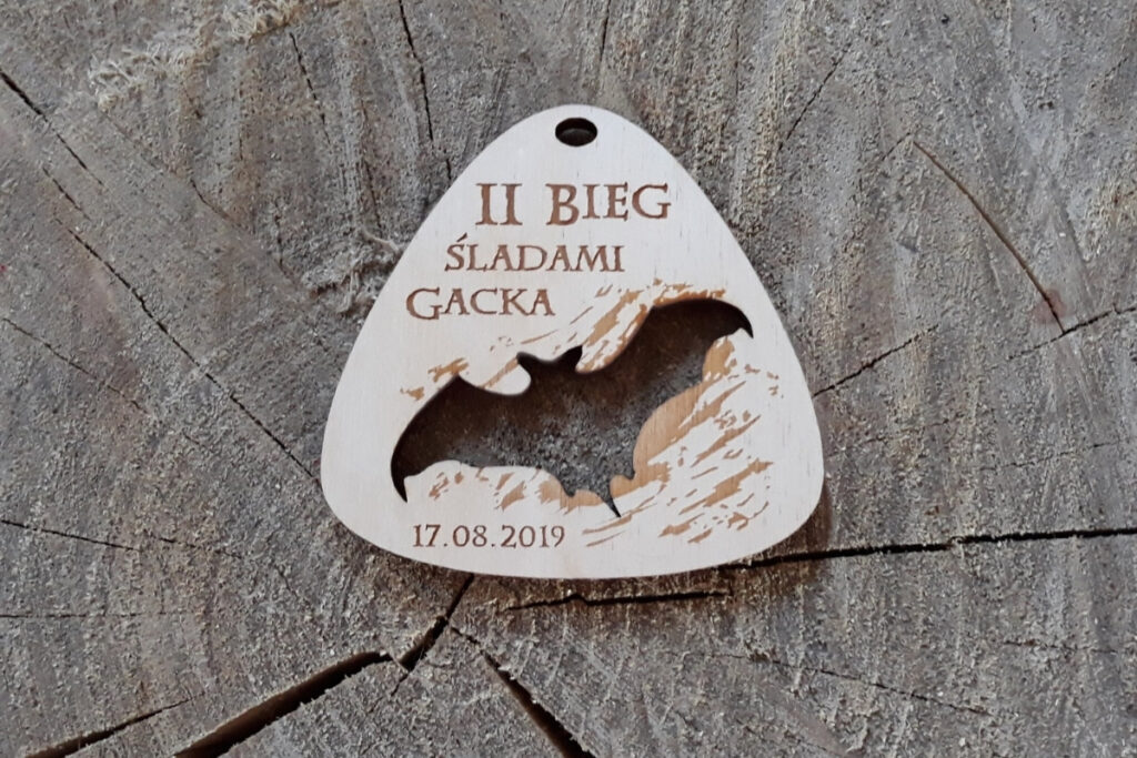 Medal ażurowy z nietoperzem, trofeum Bieg Śladami Gacka.