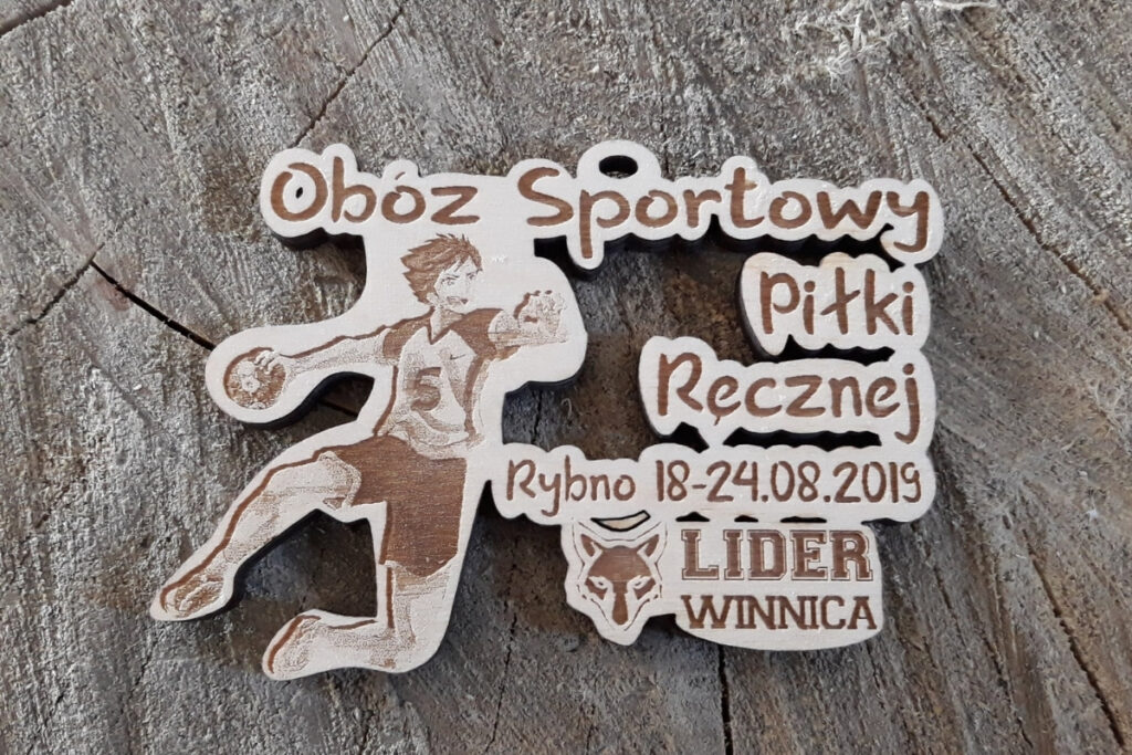 Medal piłka ręczna dla dzieci, drewniane trofeum na obóz sportowy, eko medal szczypiornisty, pamiątka z obozu handball, grawerowany medal brzozowy piłka ręczna.