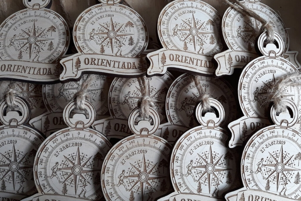 Medal na bieg na orientację, drewniane trofeum Orientiada, eko medal z różą wiatrów, pamiątka BNo, grawerowany medal brzozowy dla orientalistów.