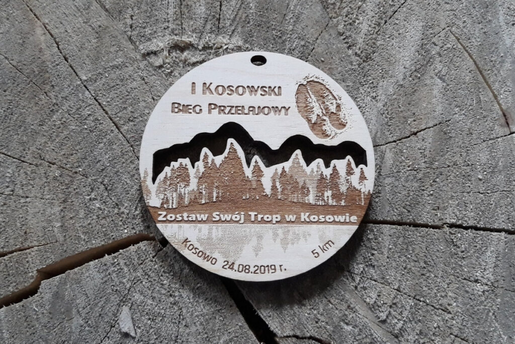 Medal na bieg przełajowy z drewna, trofeum I Kosowski Bieg Przełajowy, eko medal dla biegaczy, pamiątka z biegu przełajowego, grawerowany medal brzozowy Kosów.