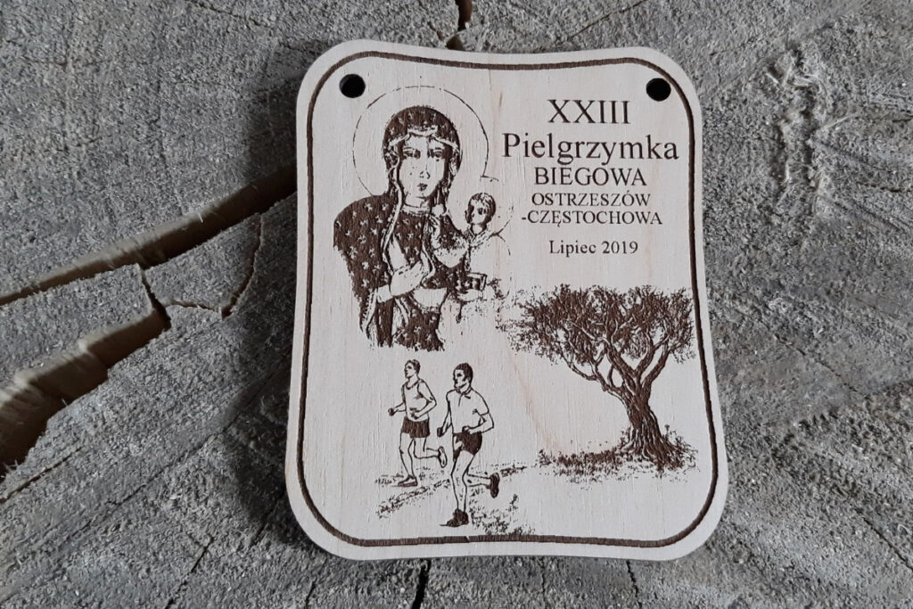 Medal religijny z drewna, trofeum na pielgrzymkę biegową, eko medal z wizerunkiem NMP, pamiątka z biegu do Częstochowy, grawerowany medal brzozowy dla pątników.