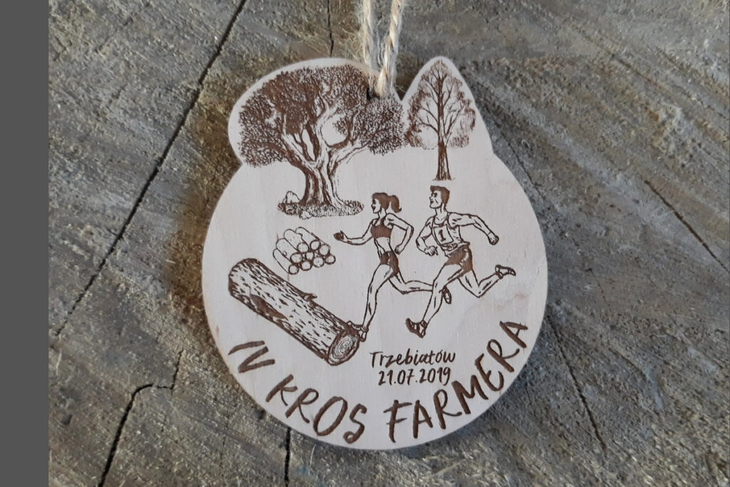 Medal na Kross Farmera, drewniane trofeum biegowe, eko medal z traktorem, pamiątka z biegu przeszkodowego, grawerowany medal brzozowy dla rolników i biegaczy.