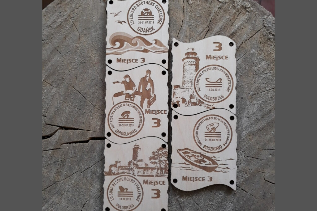 Zestaw pięciu prostokątnych drewnianych medali z precyzyjnymi nacięciami umożliwiającymi łączenie ich w pionową lub poziomą tablicę. Medale puzzle z drewna, systemowe medale modułowe, zestaw medali na cykl biegów, medale łączone pionowo i poziomo, eko trofea składane, pamiątka sportowa z brzozy.