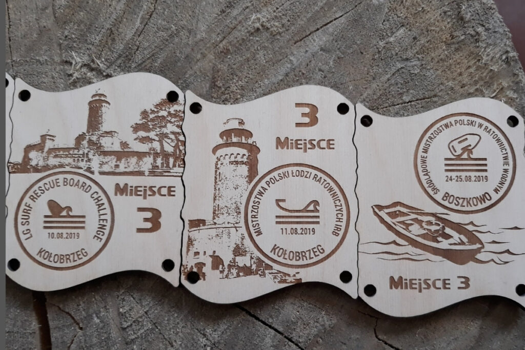 Zestaw pięciu prostokątnych drewnianych medali z precyzyjnymi nacięciami umożliwiającymi łączenie ich w pionową lub poziomą tablicę. Medale puzzle z drewna, systemowe medale modułowe, zestaw medali na cykl biegów, medale łączone pionowo i poziomo, eko trofea składane, pamiątka sportowa z brzozy.