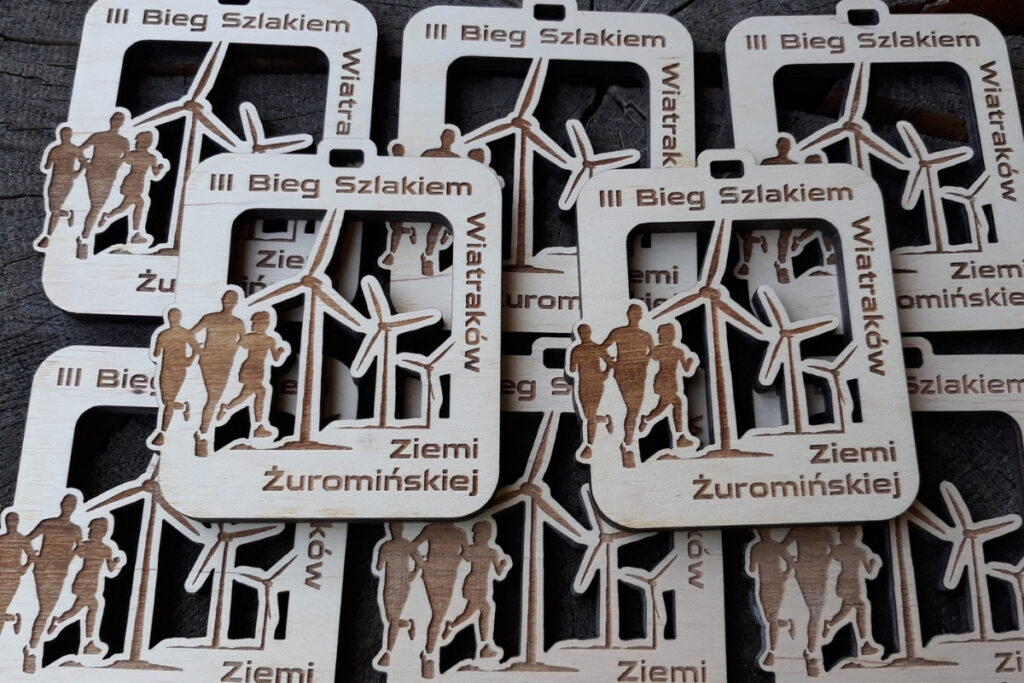 Ażurowy medal drewniany na bieg, ekologiczne trofeum z wiatrakiem, grawerowana pamiątka z biegu szlakiem wiatraków, medal eko design.