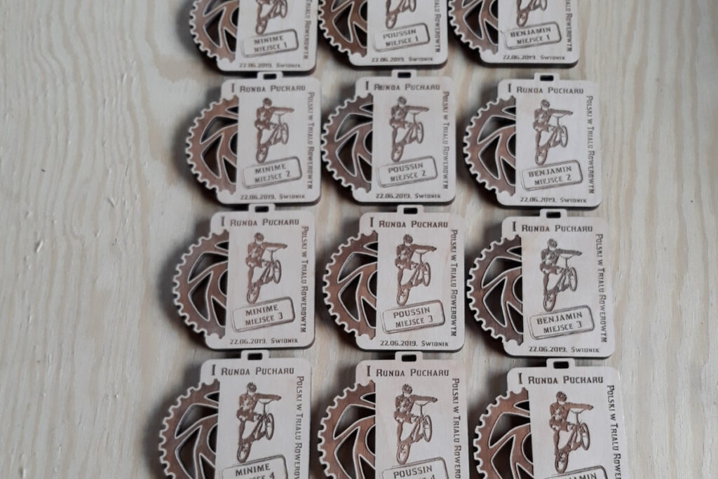 Drewniany medal MTB z ażurowo wyciętą zębatką.