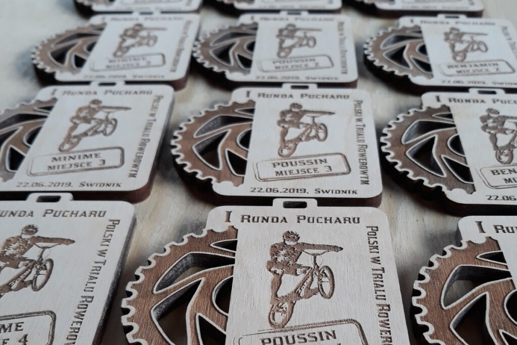 Drewniany medal MTB z ażurowo wyciętą zębatką.