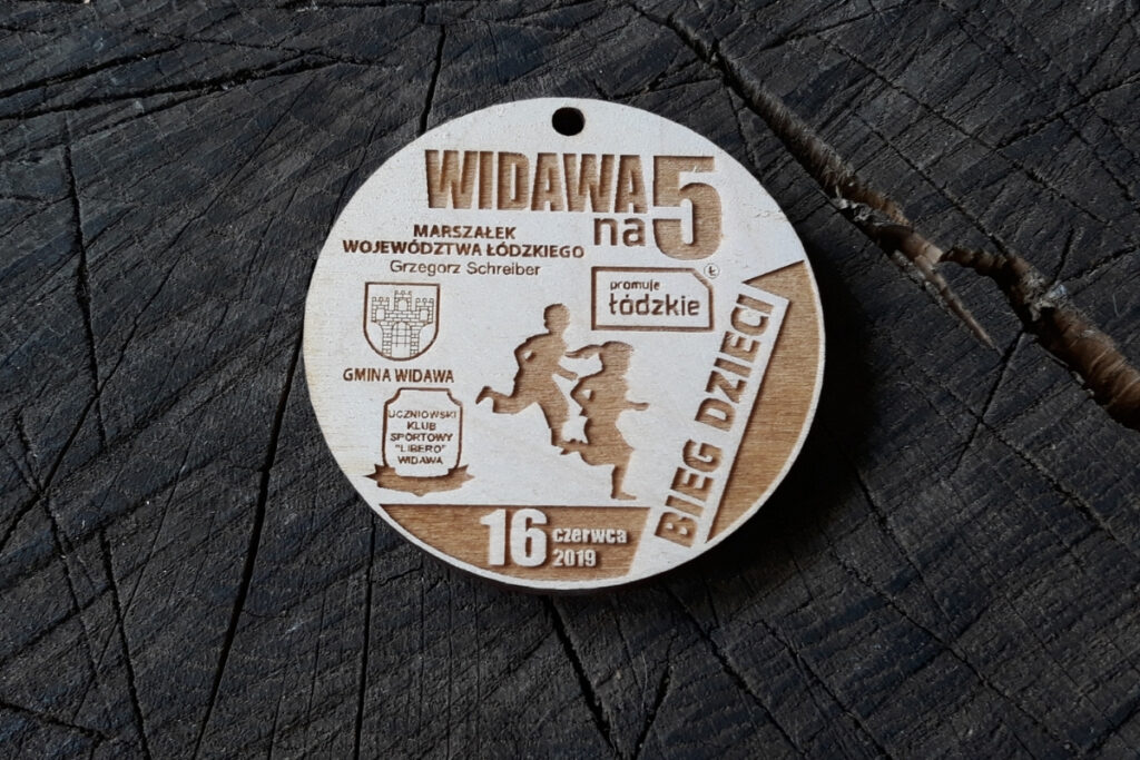 Okrągły drewniany medal dla dzieci z grawerem dzieci. 