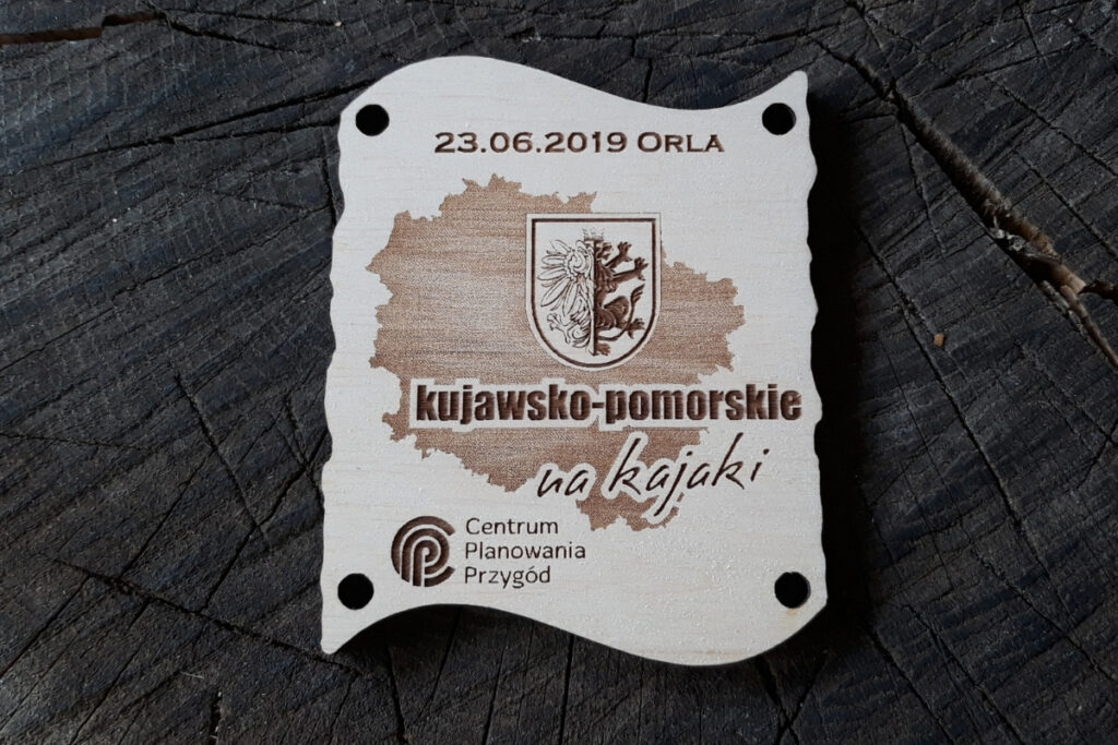 Zestaw dwóch drewnianych medali z grawerem mapy, które po złączeniu tworzą dopasowaną tabliczkę.