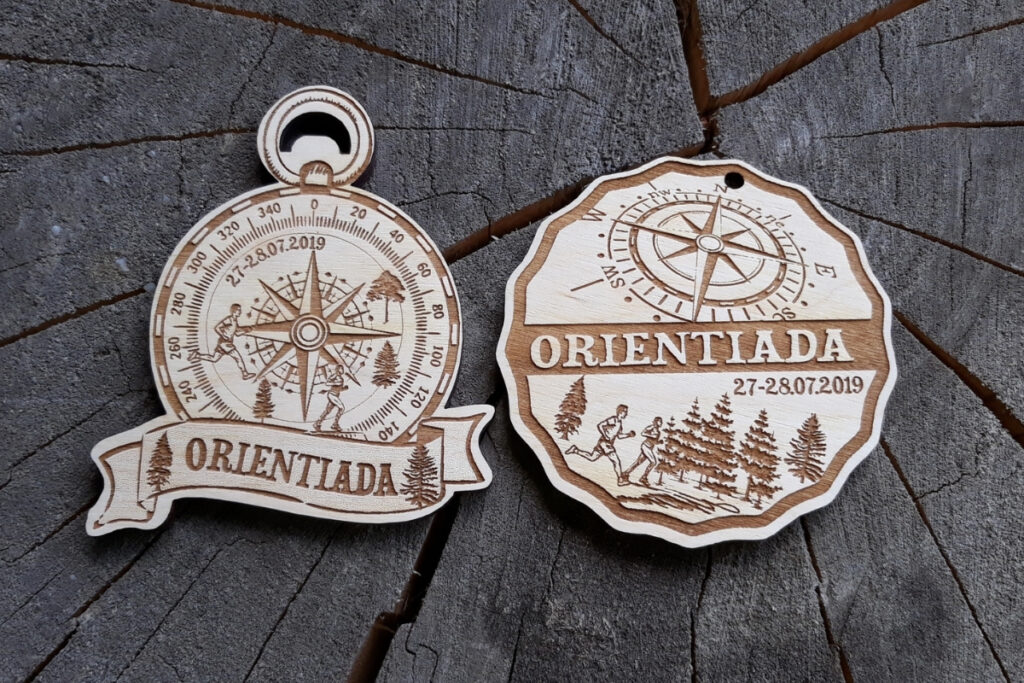 Drewniane medale Orientiada, trofea na biegi na orientację, eko medal z różą wiatrów, grawerowany medal brzozowy dla biegaczy, pamiątka BnO, sportowe trofea z drewna.